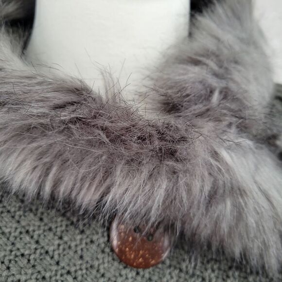 Gray Faux Fur Trimmed Scarf Shoulder Warmer Shaw Chunky Knit Fringe Poncho - Picture 4 of 9